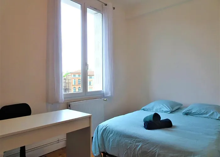 Chambre Privee Et Spacieuse Au Sein D'un Logement Partage - Central, Quartier Villebourbon - 3 Doubles - 2 Balcons - Places De Stationnements Gratuites - 5 Min A Pied Gare Et Hypercentre דירה *